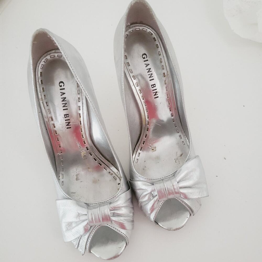 Gianni Bini 6.5 silver heels